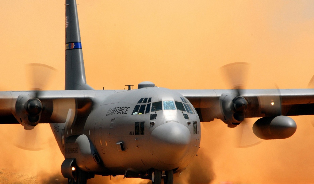 Транспортный самолет AC-130 садится на песок