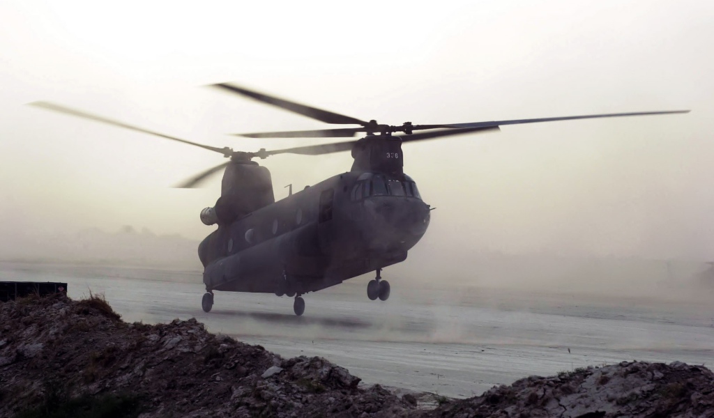 Двухвинтовой вертолет сел на площадку