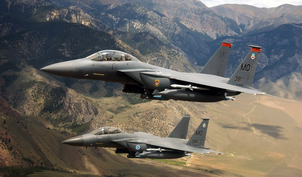 Два истребителя F-15 Eagle в горах