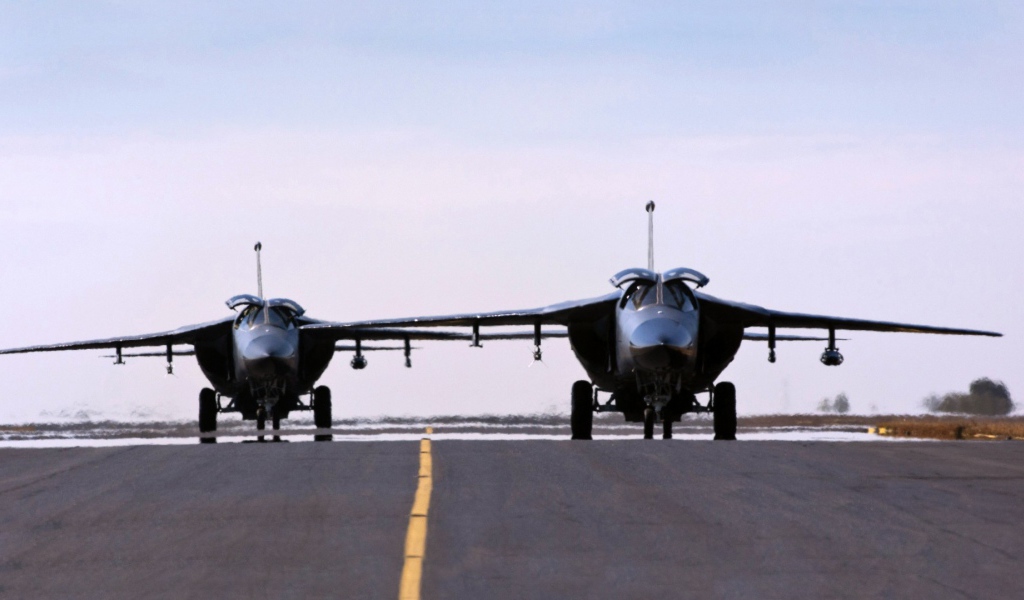 Два военных самолета готовятся к взлету