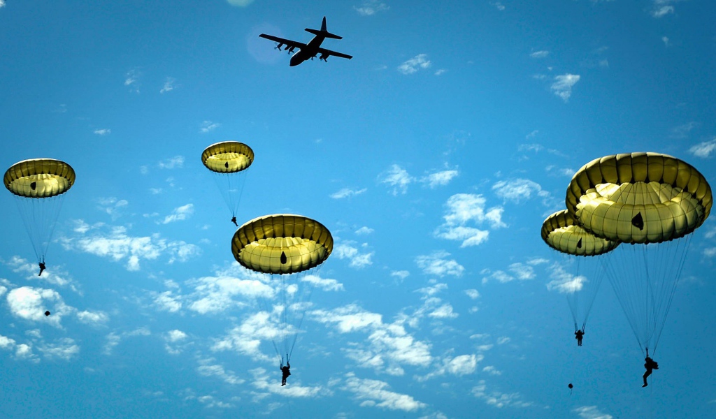 Десантники США прыгают с самолета