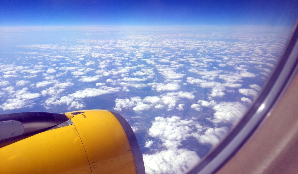 Вид из окна желтого самолета
