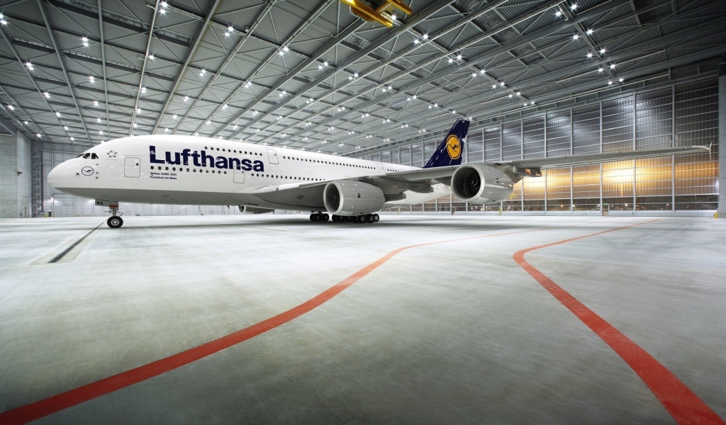 Белый Airbus A380  стоит в ангаре