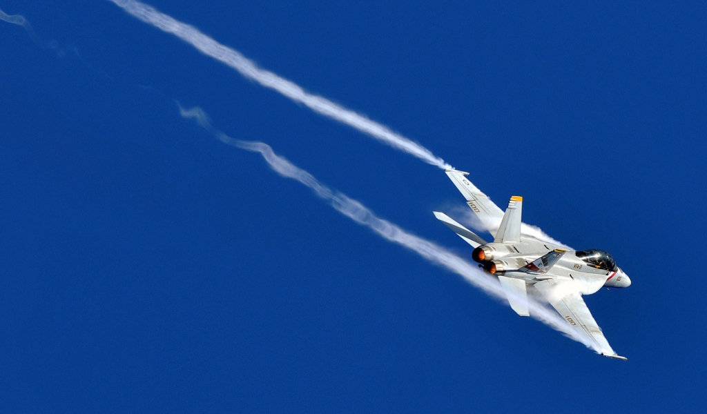 Белый истребитель оставляет за собой след из дыма