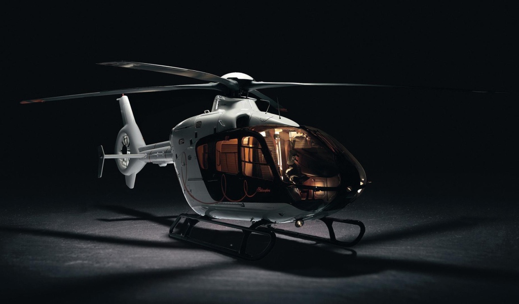 Белый частный вертолет