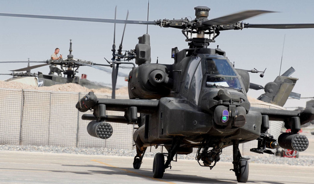 Военный вертолет AH-64 на стоянке