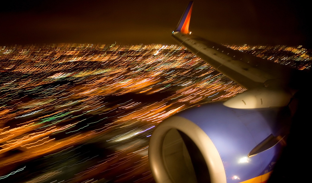 Мотор и крыло самолета