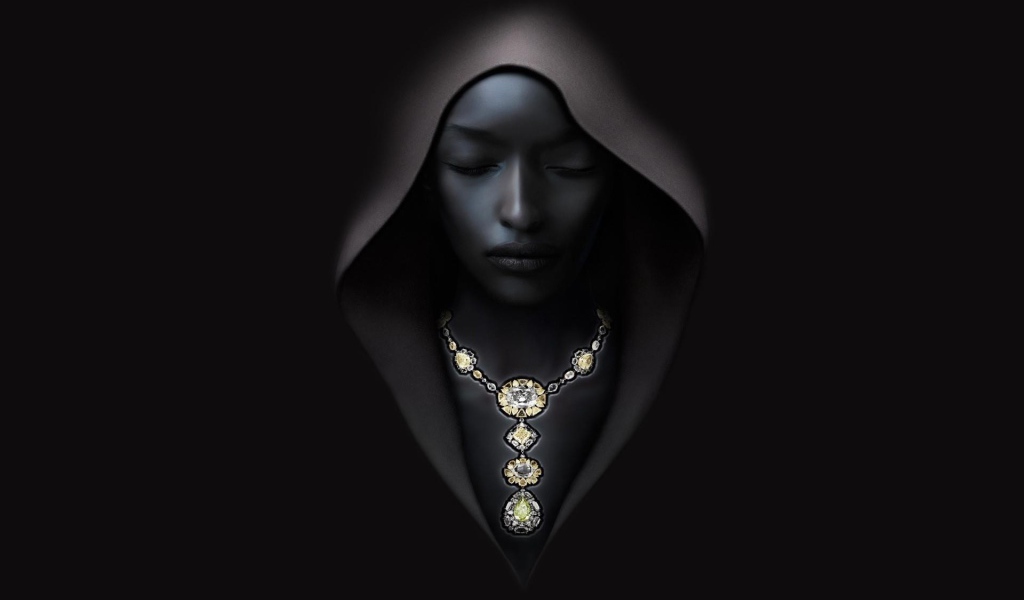 Девушка в капюшоне на черном фоне