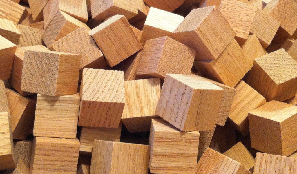 Россыпь деревянных кубиков