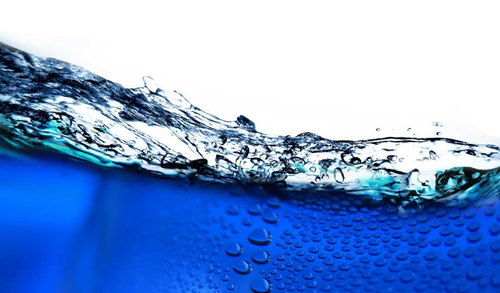 Пузыри воздуха в синей воде