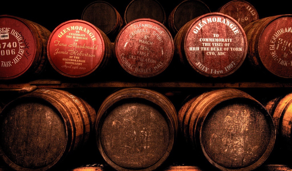 Бочки с шотландским виски на полках