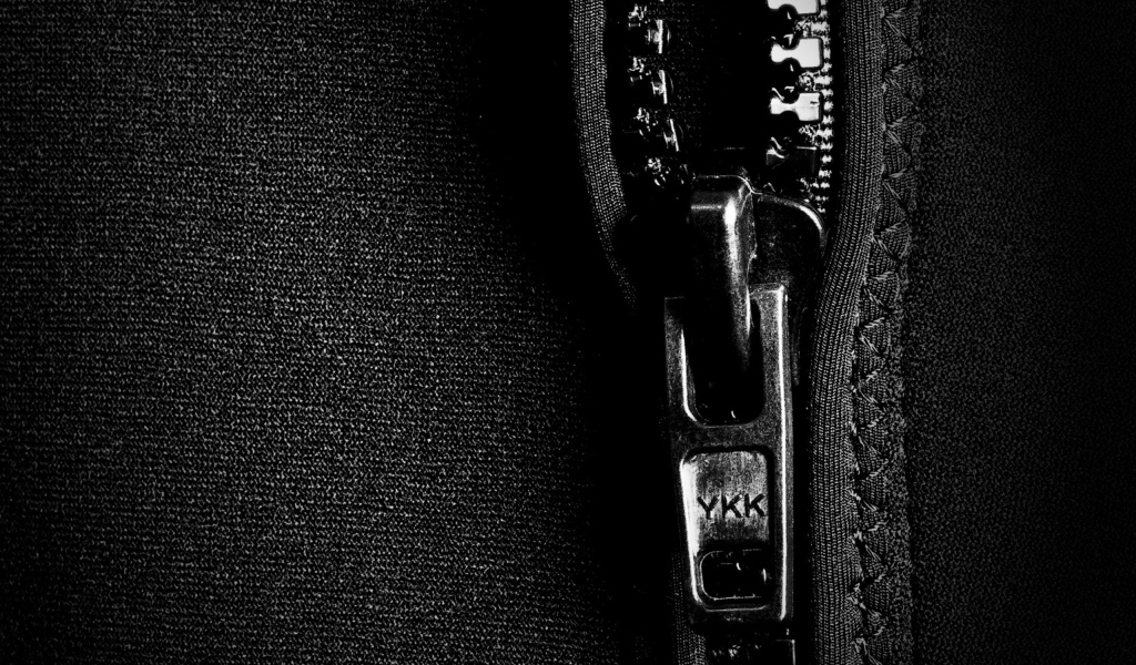 Черная молния на черной ткани