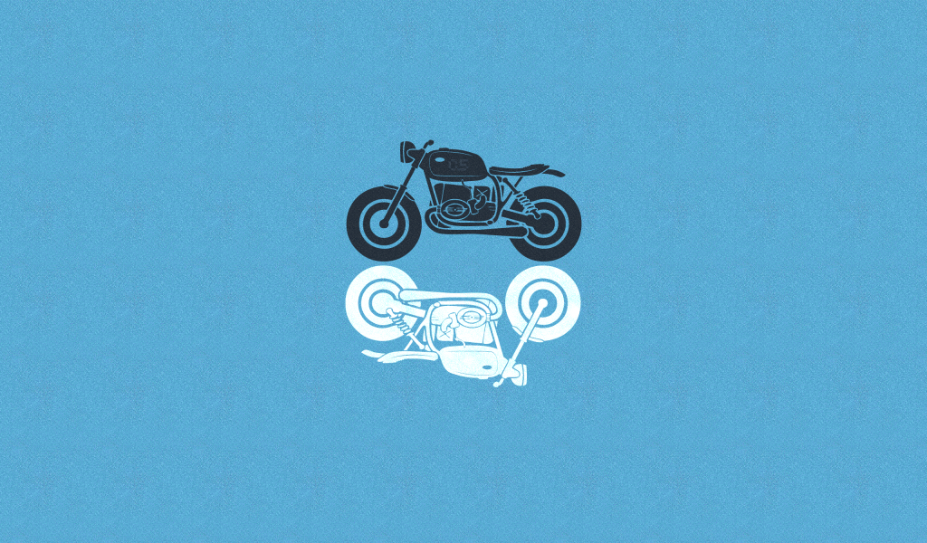 Черный и белый мотоциклы, голубой фон