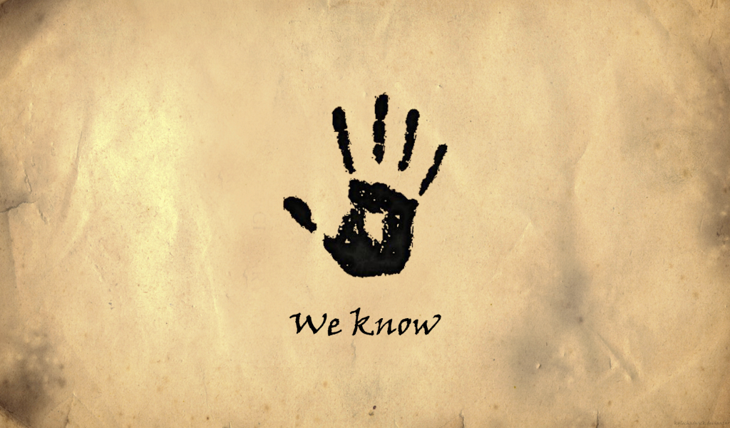 Черный отпечаток ладони на светлом фоне