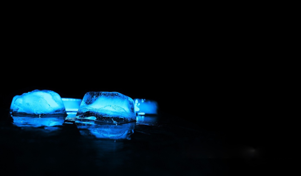 Голубые кубики льда на черном фоне