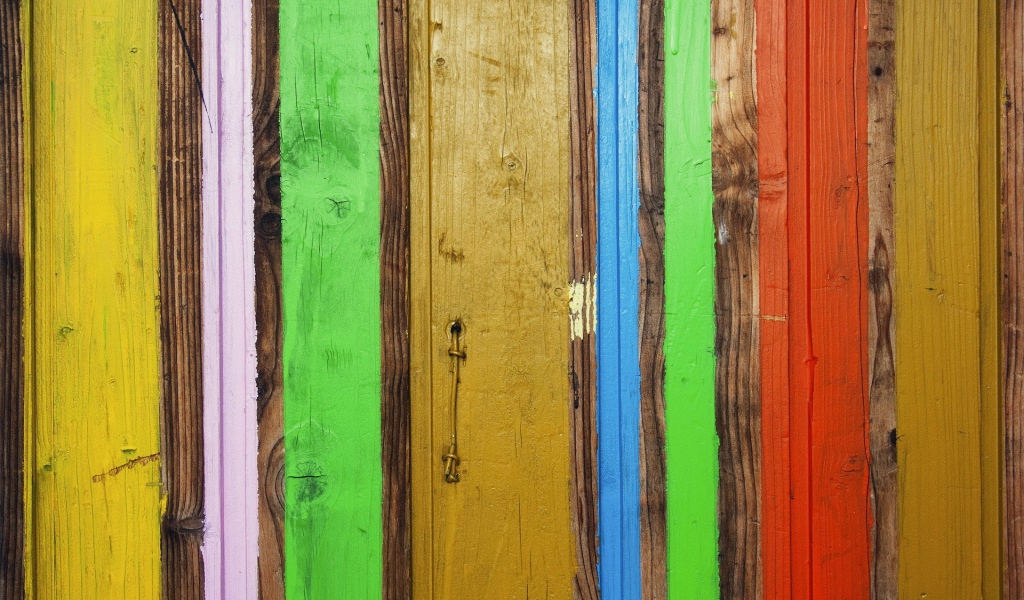 Доски окрашены в разные цвета
