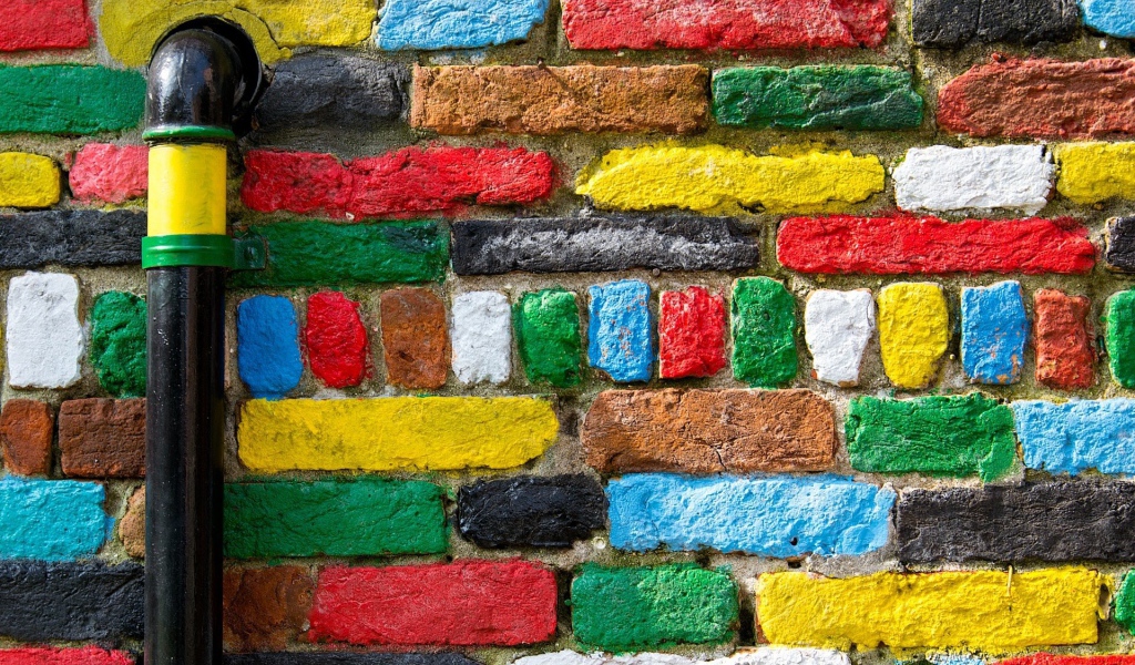 Яркие краски на кирпичах и трубе