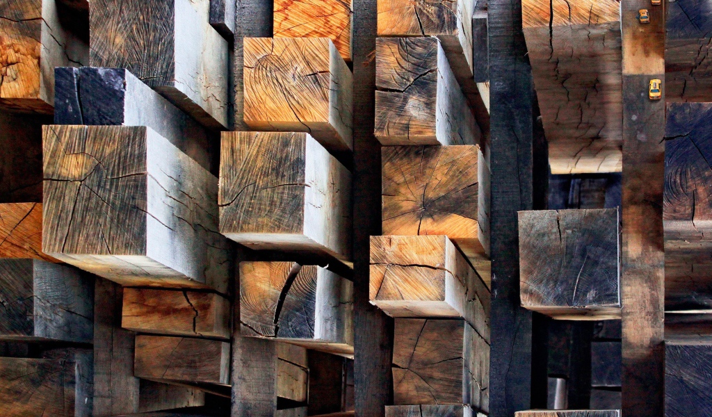 Аккуратная кладка деревянных брусков