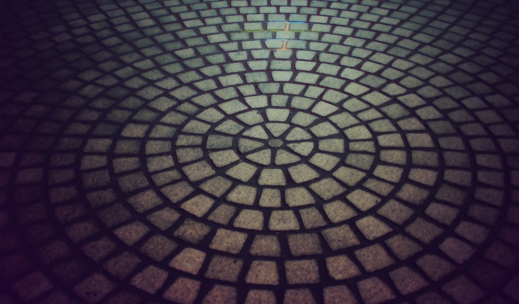 Брусчатка образует круг
