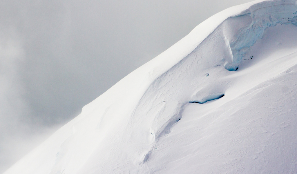 Холодная снежная гора
