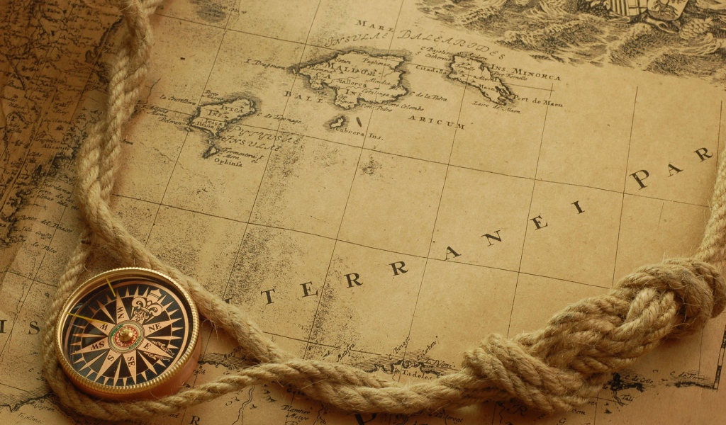 Компас и веревка на древней морской карте