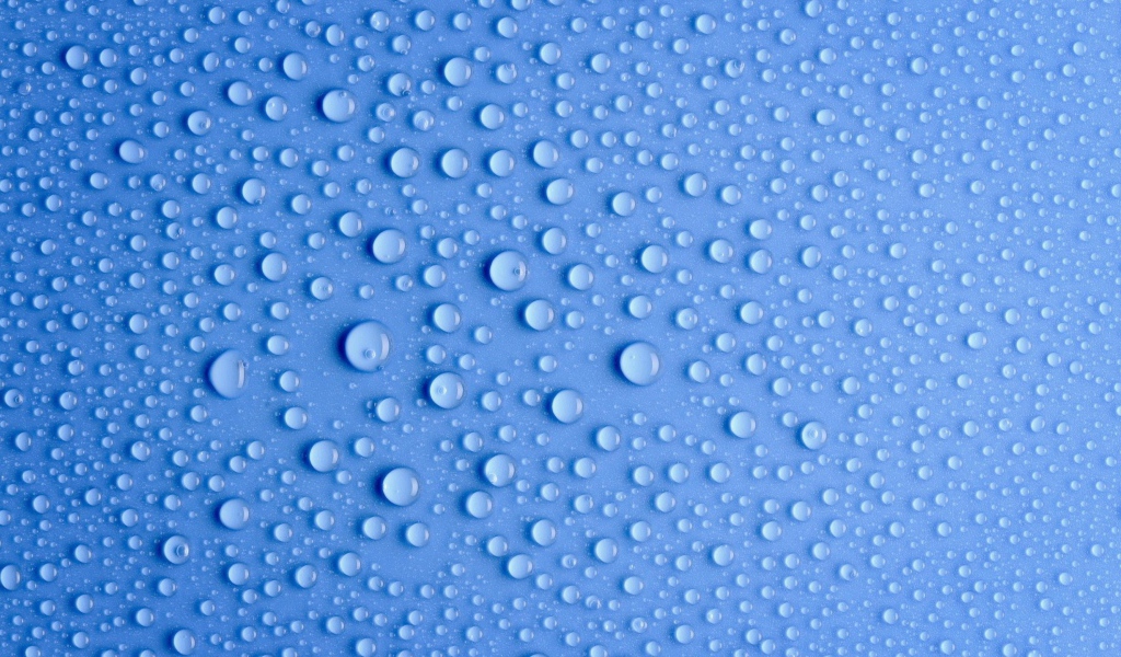 Конденсат на голубом фоне