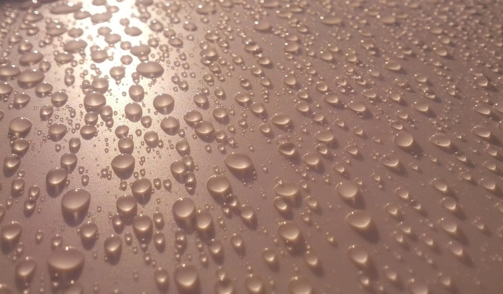Конденсат на светлой поверхности