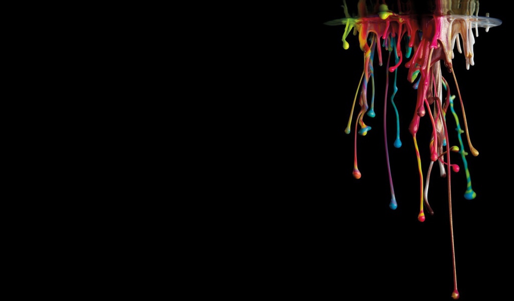 Потоки краски на черном фоне