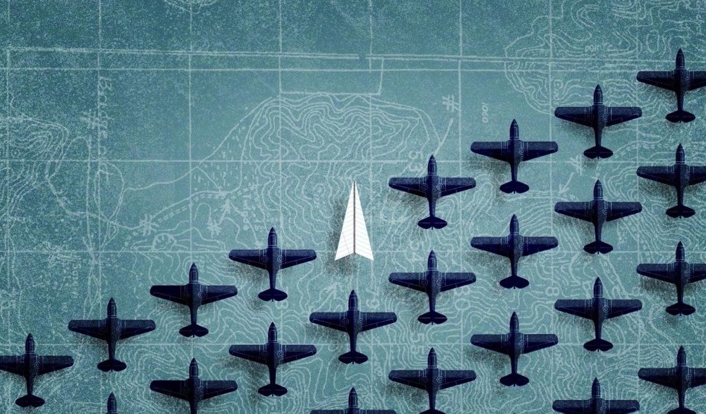 Фигурки самолетов на фоне карты
