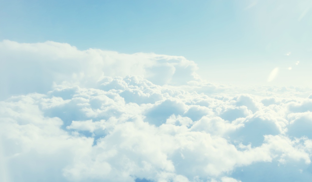 Полет над облаками, голубой фон