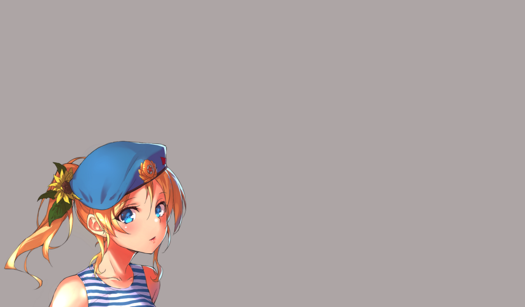 Девушка в военной форме, серый фон