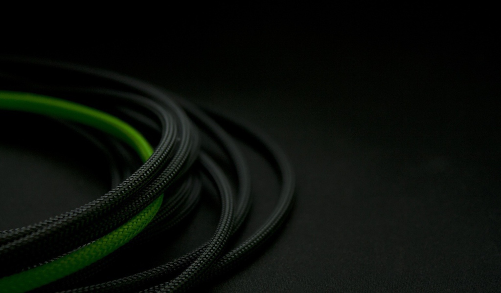 Зеленый провод среди черных