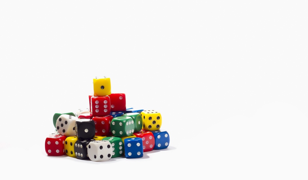 Горка разноцветных игральных костей