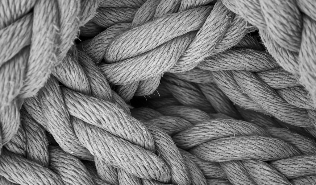 Переплетение серых веревок