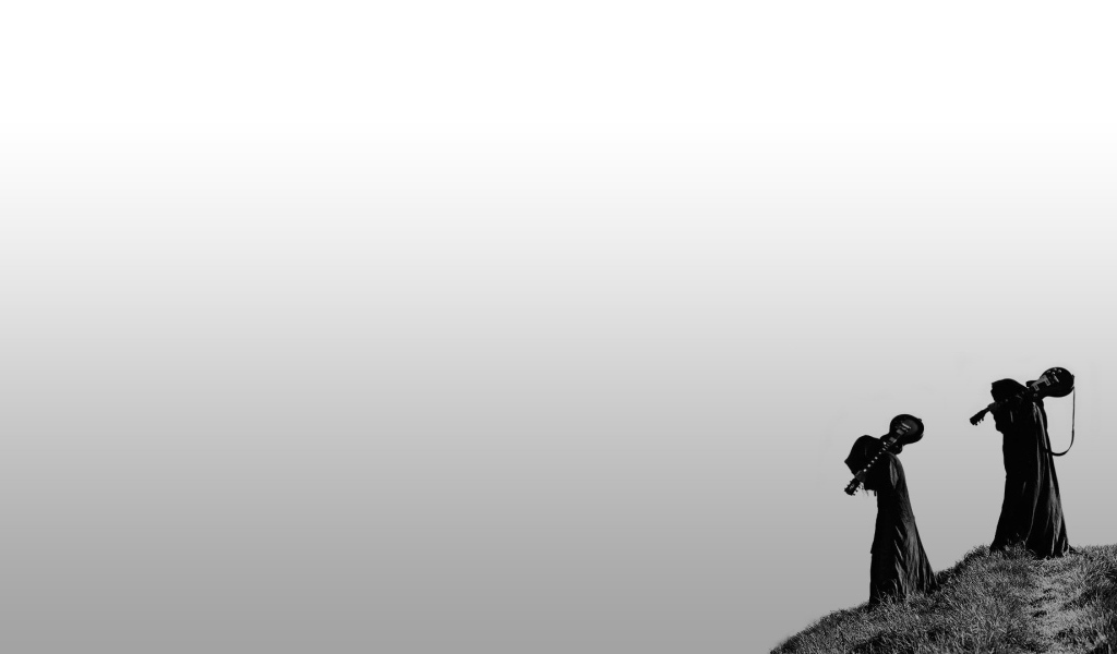 Люди в балахонах с гитарами, серый фон