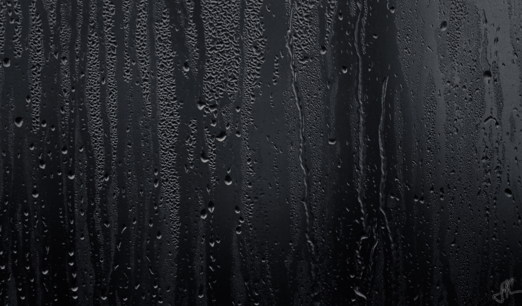 Влага на черном стекле