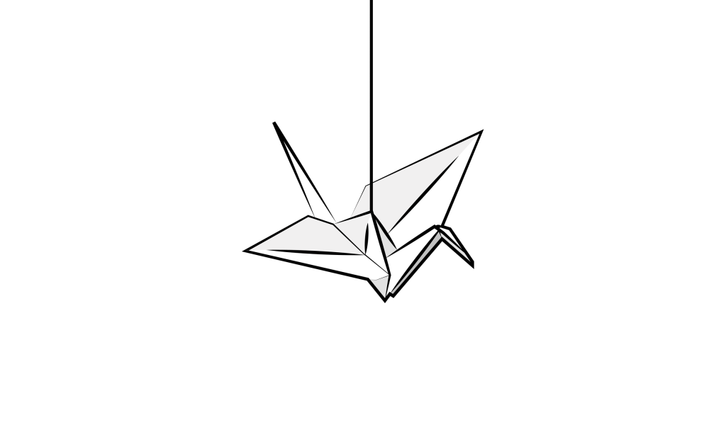 Журавлик оригами на нитке, белый фон