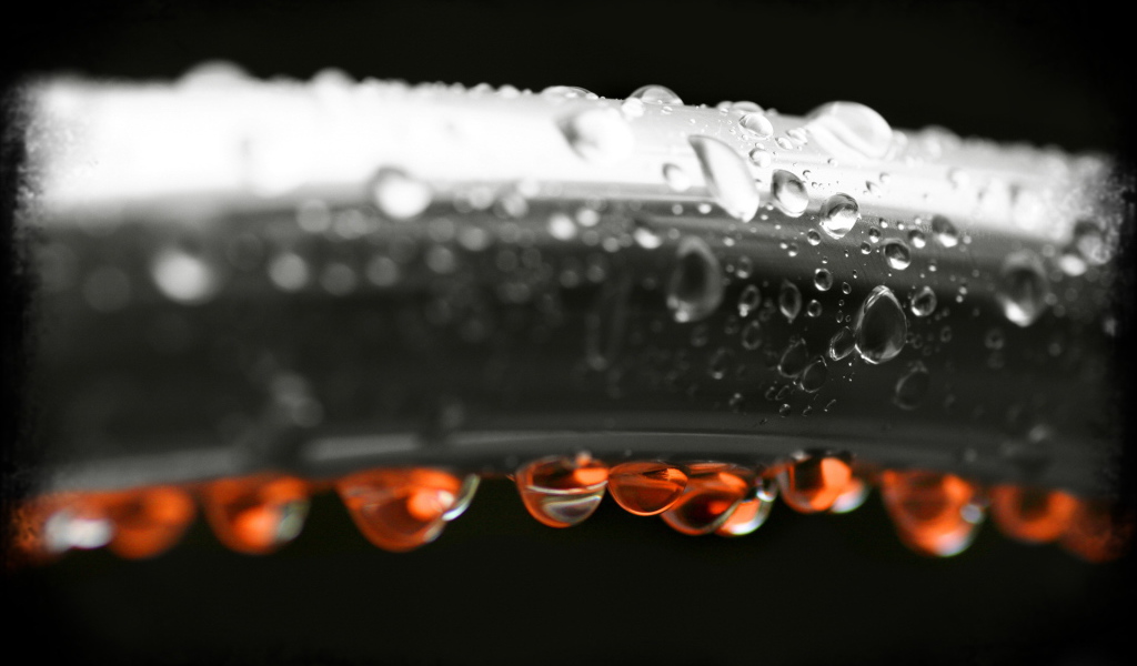 Красные капли на черном фоне