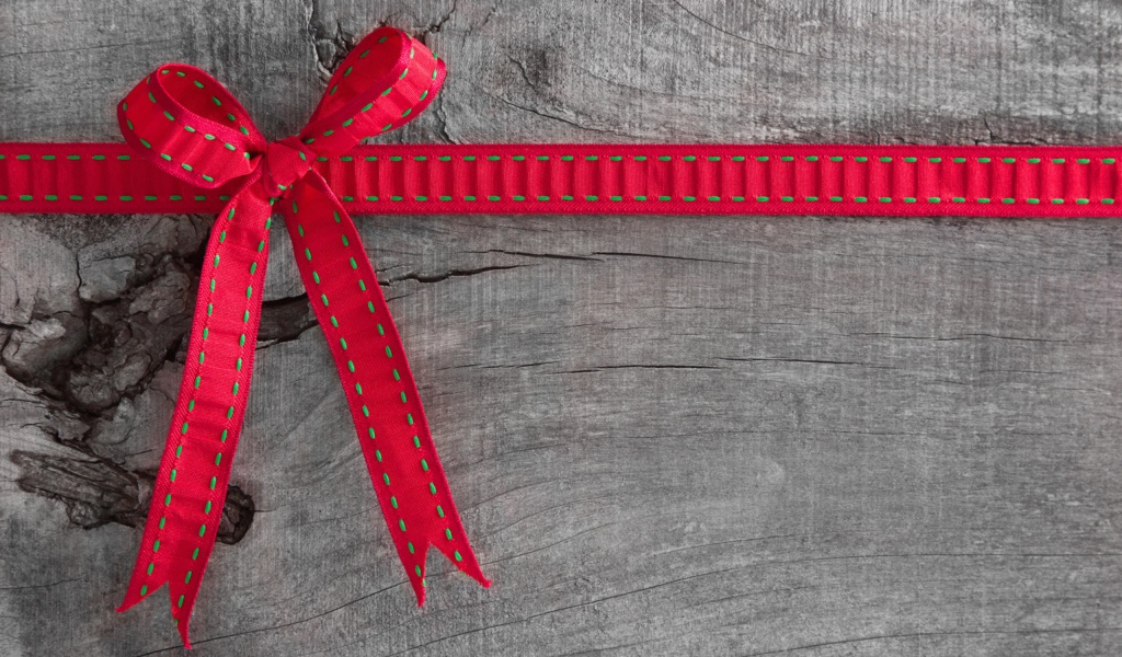 Красный бант не серой доске