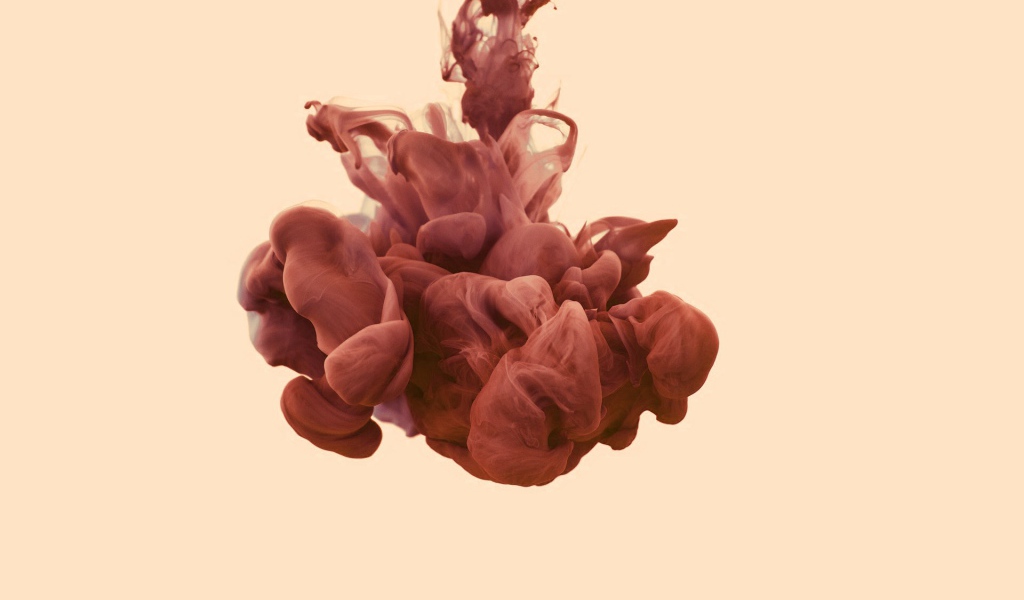 Красный дым на светлом фоне