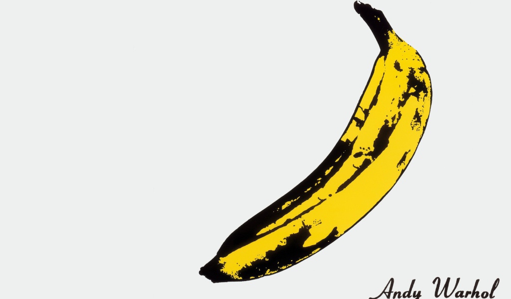 Спелый банан на белом фоне