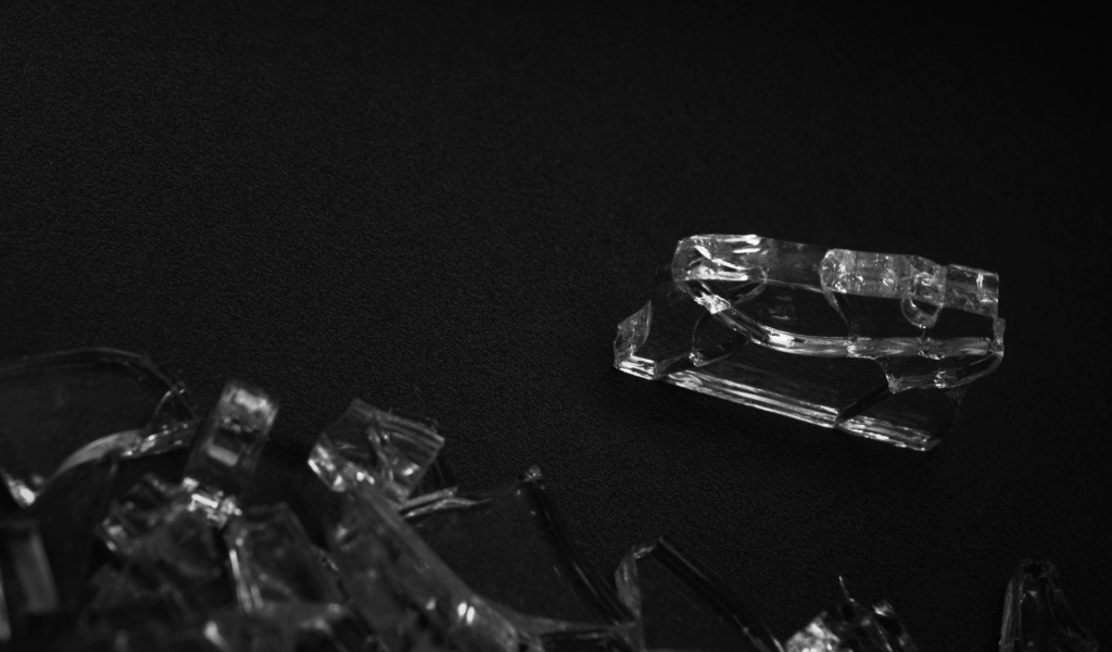 Осколки разбитого стекла