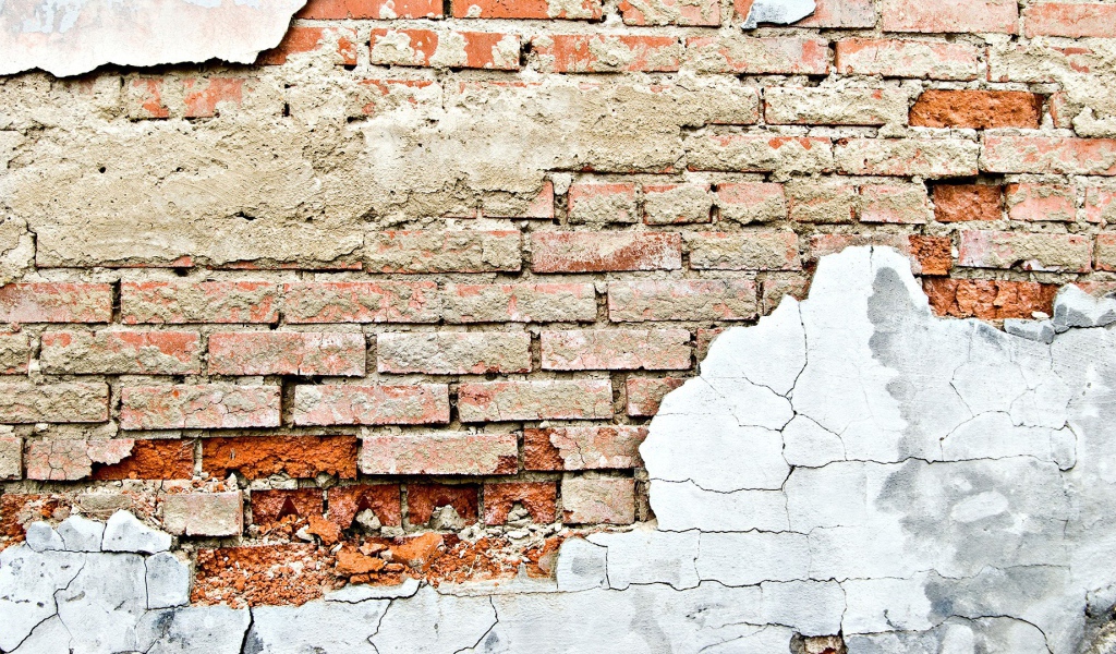 Осыпавшаяся белая штукатурка