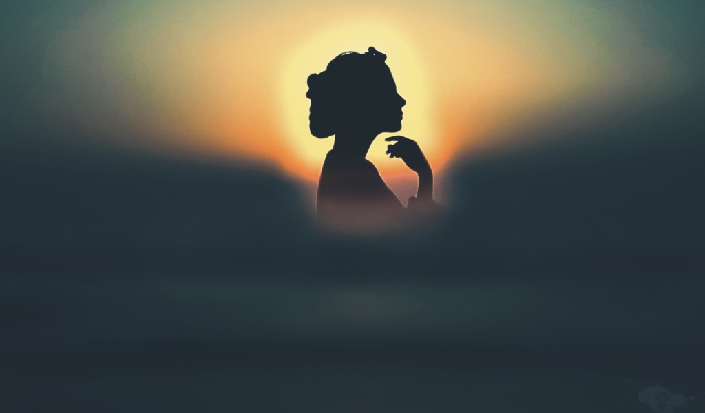 Силуэт девушки на фоне солнца
