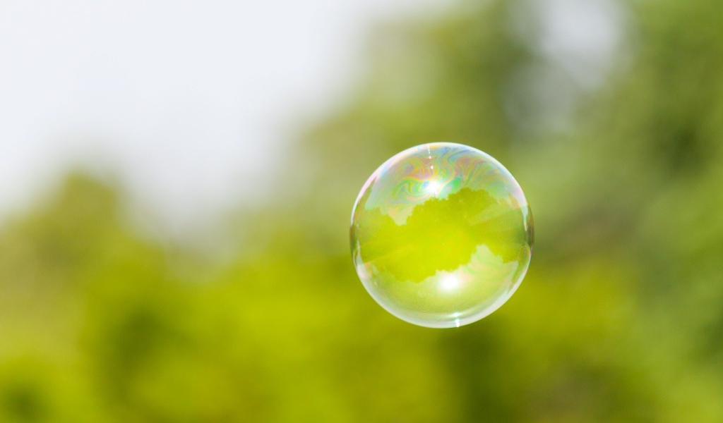 Мыльный пузырь на фоне зелени