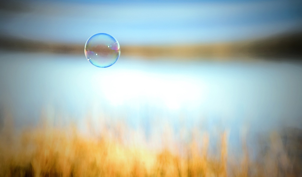 Мыльный пузырь на фоне поля
