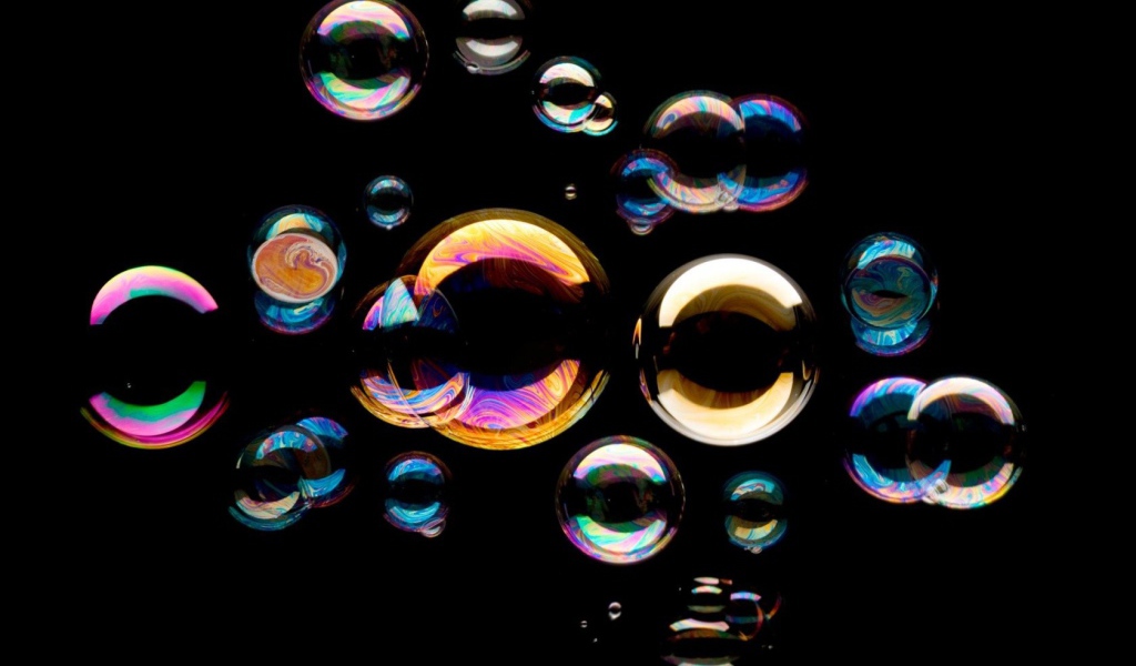 Мыльные пузыри на черном фоне