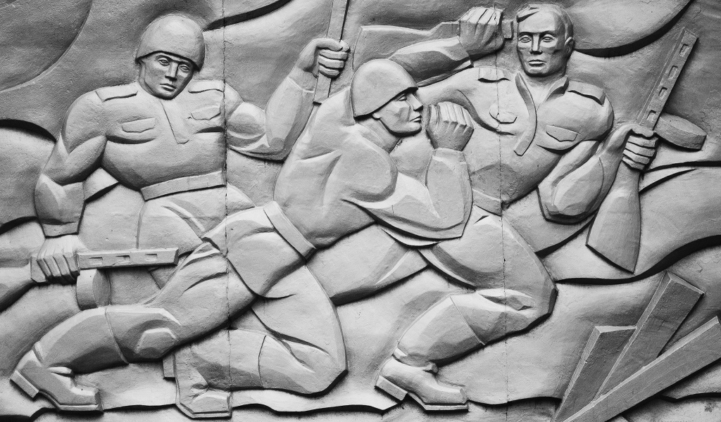 Барельеф с солдатами Второй мировой войны