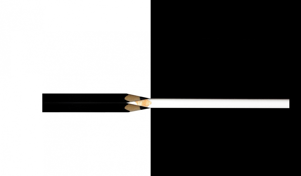 Белый и черный карандаши