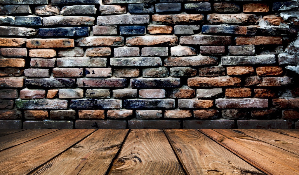 Деревянный пол, кирпичная стена